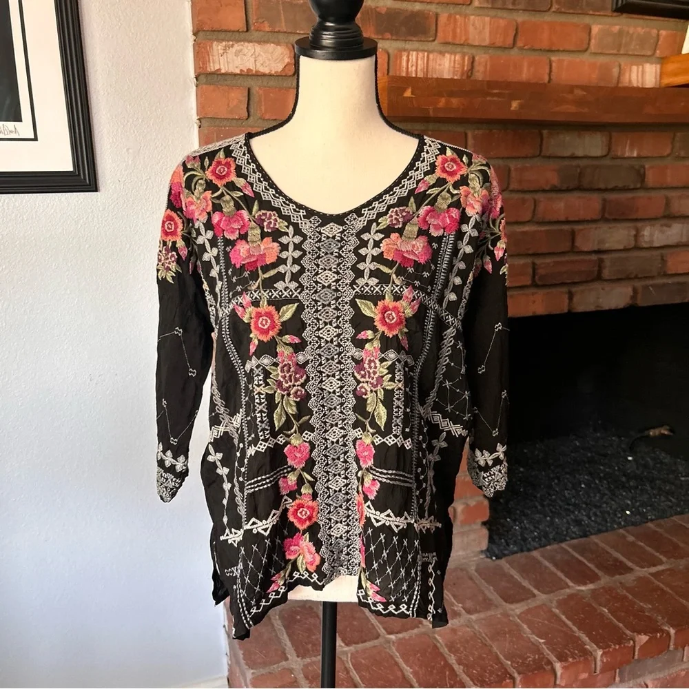 Johnny Was Carnation Embroidered Floral Blouse in Black Sz XS - Picture 2 of 9